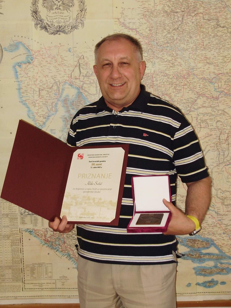 Aldo Sošić 2011. godine s plaketom i priznanjem za doprinos u radu HGD-a i promicanje geodetske struke (Snimio Aldo Pokrajac)